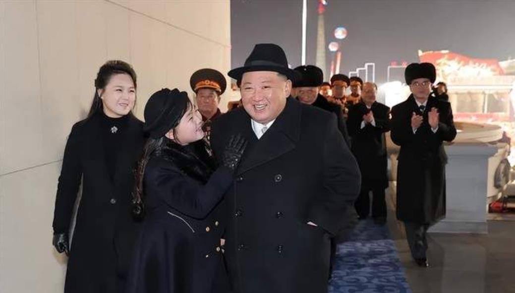 皇冠足球管理平台出租_9岁金珠爱看球赛!穿貂皮毛领风衣坐C位皇冠足球管理平台出租,太有10岁瑞典公主气场了