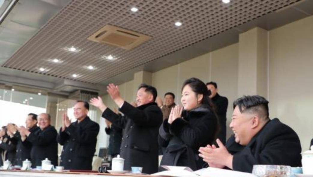 皇冠足球管理平台出租_9岁金珠爱看球赛!穿貂皮毛领风衣坐C位皇冠足球管理平台出租,太有10岁瑞典公主气场了