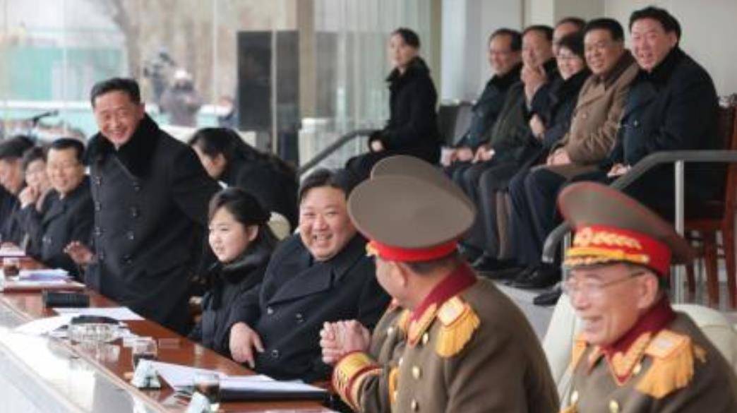 皇冠足球管理平台出租_9岁金珠爱看球赛!穿貂皮毛领风衣坐C位皇冠足球管理平台出租,太有10岁瑞典公主气场了