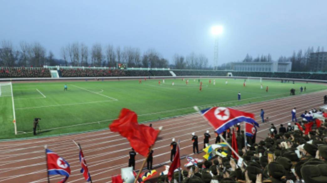 皇冠足球管理平台出租_9岁金珠爱看球赛!穿貂皮毛领风衣坐C位皇冠足球管理平台出租,太有10岁瑞典公主气场了