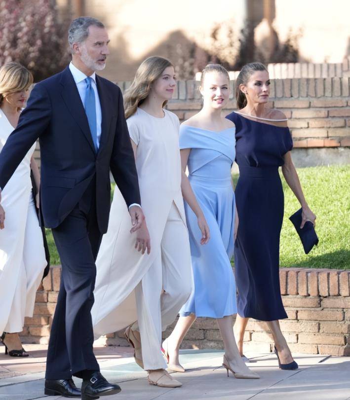 皇冠足球管理平台出租_9岁金珠爱看球赛!穿貂皮毛领风衣坐C位皇冠足球管理平台出租,太有10岁瑞典公主气场了