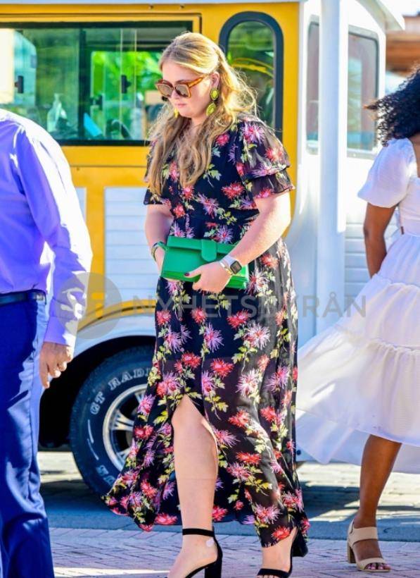 皇冠足球管理平台出租_9岁金珠爱看球赛!穿貂皮毛领风衣坐C位皇冠足球管理平台出租,太有10岁瑞典公主气场了