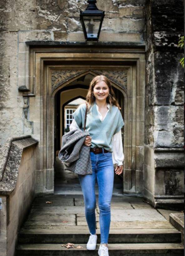 皇冠足球管理平台出租_9岁金珠爱看球赛!穿貂皮毛领风衣坐C位皇冠足球管理平台出租,太有10岁瑞典公主气场了