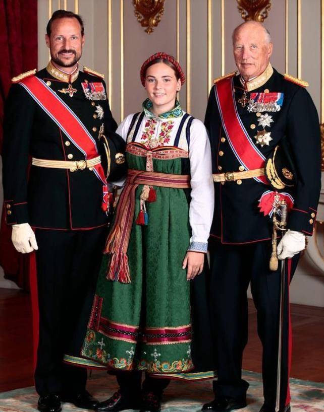 皇冠足球管理平台出租_9岁金珠爱看球赛!穿貂皮毛领风衣坐C位皇冠足球管理平台出租,太有10岁瑞典公主气场了