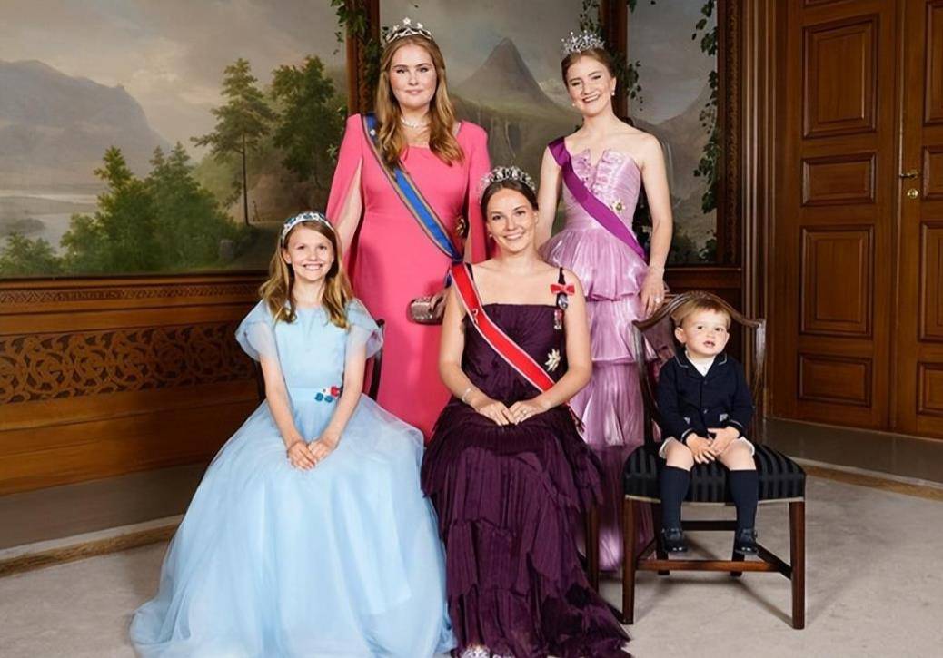 皇冠足球管理平台出租_9岁金珠爱看球赛!穿貂皮毛领风衣坐C位皇冠足球管理平台出租,太有10岁瑞典公主气场了