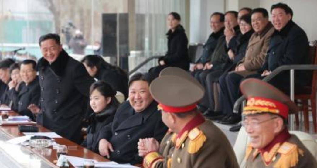 皇冠足球管理平台出租_9岁金珠爱看球赛!穿貂皮毛领风衣坐C位皇冠足球管理平台出租,太有王室女王储的气场了