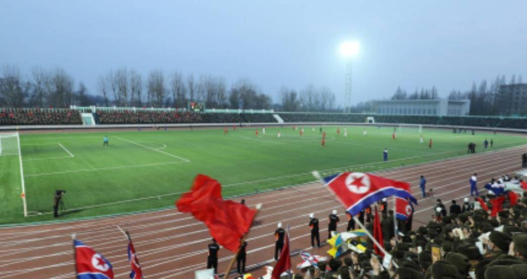 皇冠足球管理平台出租_9岁金珠爱看球赛!穿貂皮毛领风衣坐C位皇冠足球管理平台出租,太有王室女王储的气场了