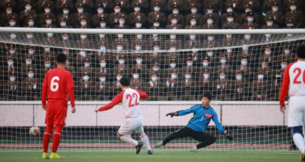 皇冠足球管理平台出租_9岁金珠爱看球赛!穿貂皮毛领风衣坐C位皇冠足球管理平台出租,太有王室女王储的气场了