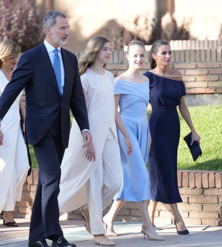 皇冠足球管理平台出租_9岁金珠爱看球赛!穿貂皮毛领风衣坐C位皇冠足球管理平台出租,太有王室女王储的气场了