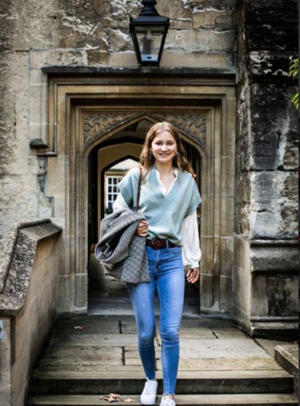 皇冠足球管理平台出租_9岁金珠爱看球赛!穿貂皮毛领风衣坐C位皇冠足球管理平台出租,太有王室女王储的气场了