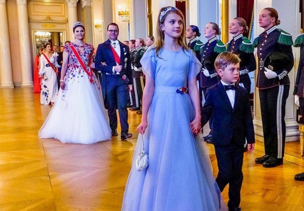 皇冠足球管理平台出租_9岁金珠爱看球赛!穿貂皮毛领风衣坐C位皇冠足球管理平台出租,太有王室女王储的气场了