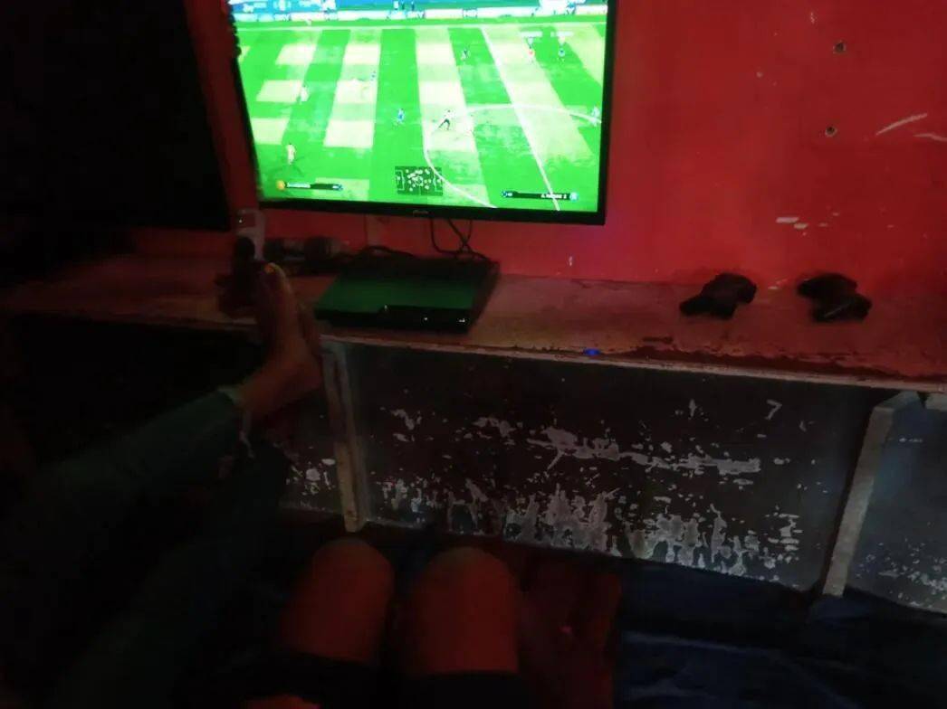 皇冠信用盘出租足球_在非洲皇冠信用盘出租足球,他开了一家游戏包机房