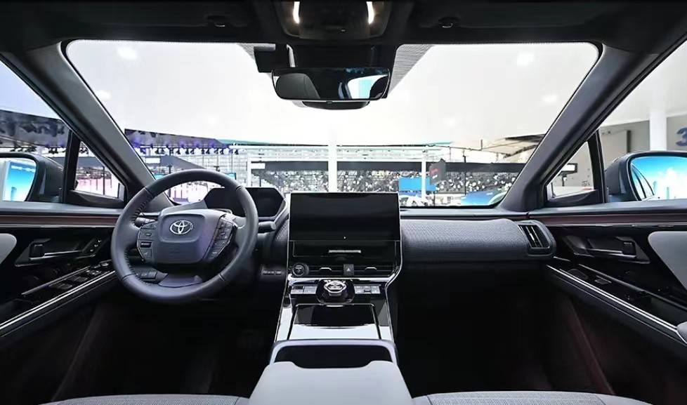 皇冠足球管理平台出租_“双子星”Sport Cross、Sedan联袂出击广州车展皇冠足球管理平台出租,开启皇冠新篇章