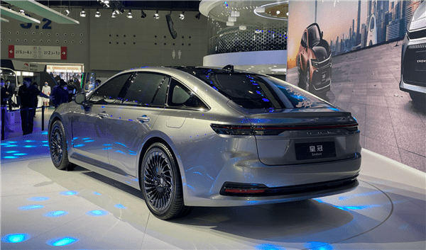 皇冠信用盘可以占几成_自信比肩BBA 进口丰田皇冠国内售价公布:36.90万起