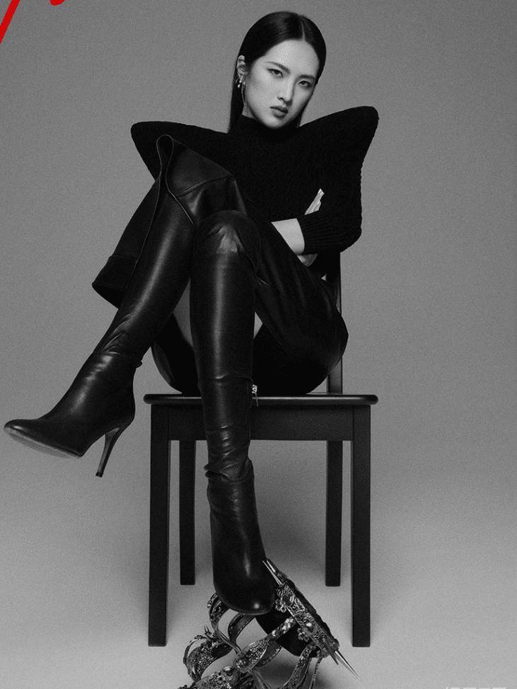 皇冠信用盘账号_23岁姚安娜出道皇冠信用盘账号,脚踩皇冠霸气十足,网友:真把自己当公主了?