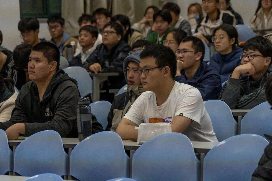 皇冠登一登二登三区别_他们三登舞台皇冠登一登二登三区别,获得8.6万点赞!