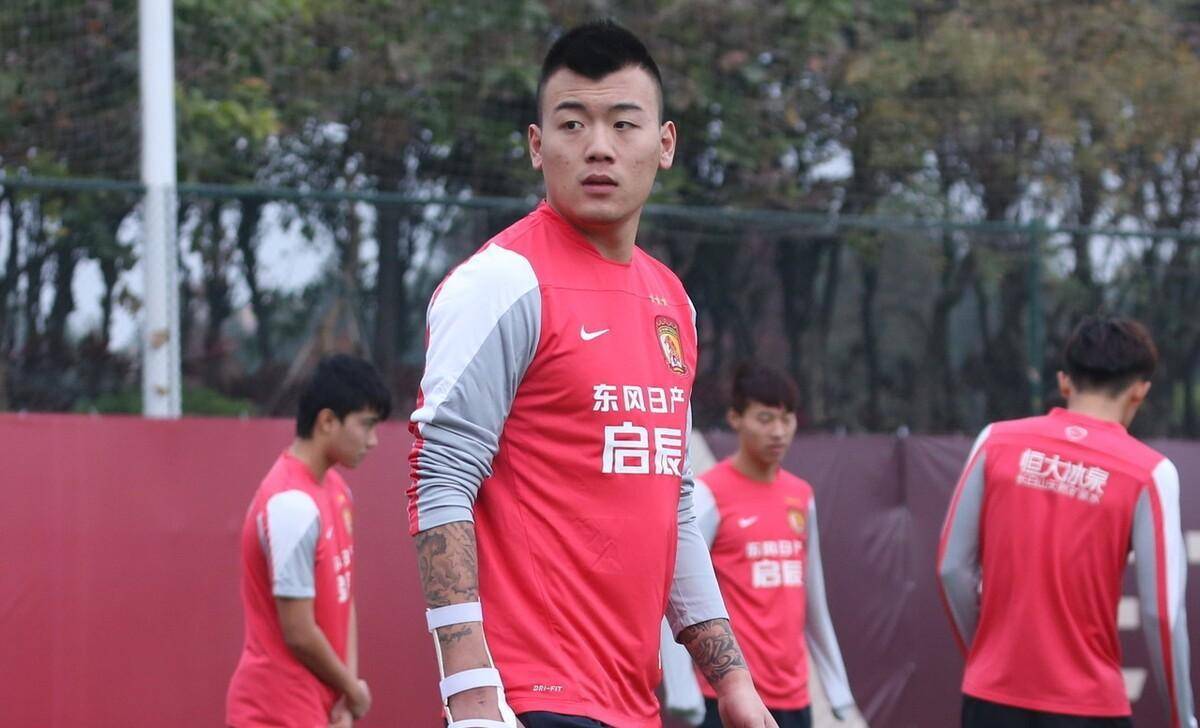 皇冠信用网出租足球_大器晚成!广州队旧将31岁入国足皇冠信用网出租足球,曾被誉为郑智接班人成开出租