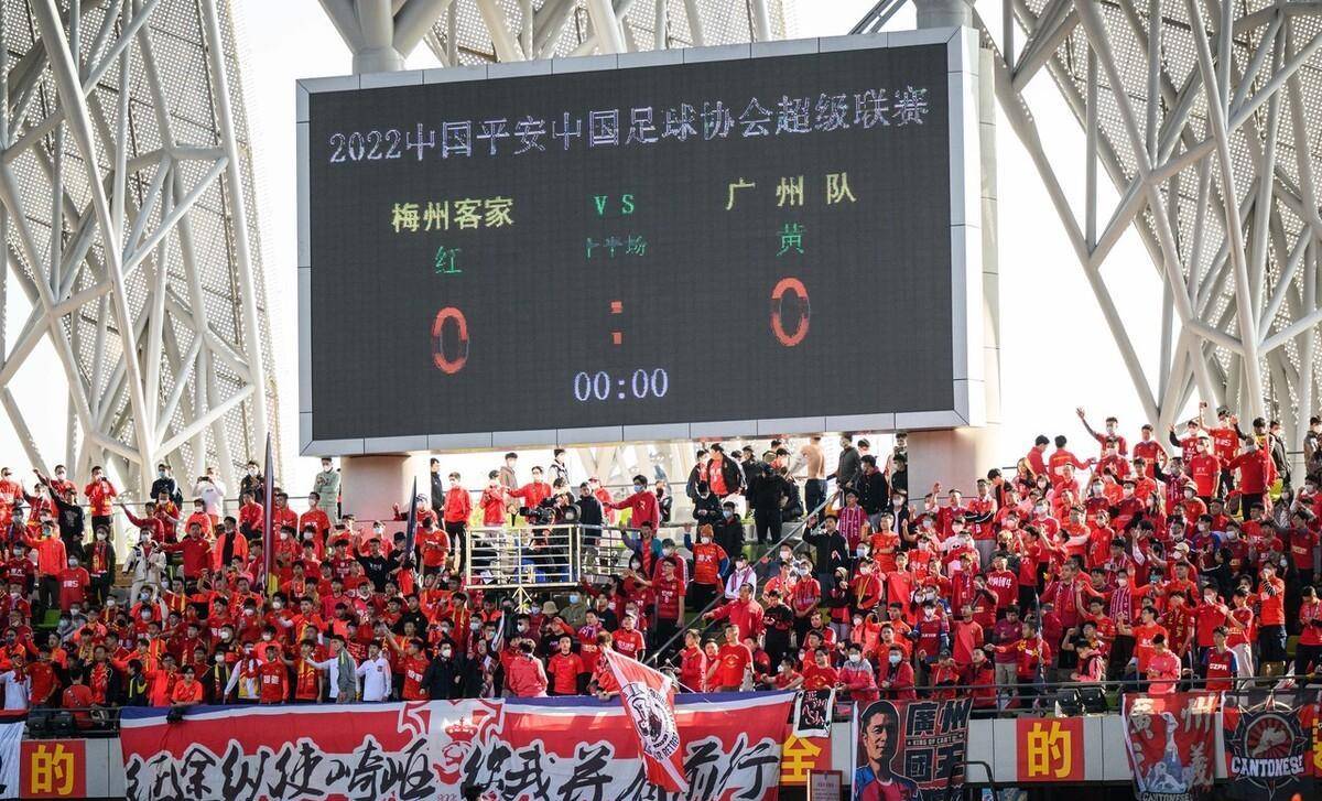 皇冠信用网出租足球_大器晚成!广州队旧将31岁入国足皇冠信用网出租足球,曾被誉为郑智接班人成开出租