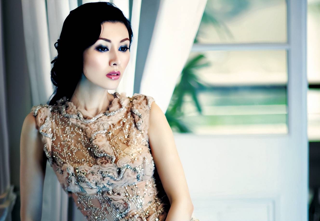 皇冠信用盘怎么开账号_李嘉欣每月2百万生活费皇冠信用盘怎么开账号,甘比的包就2百万,何超琼戴1千万皇冠