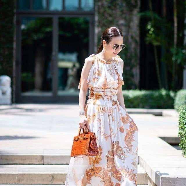 皇冠足球平台代理_苏缇达用千元包皇冠足球平台代理,华裔美人背35万爱马仕,王后对比对手显寒酸!