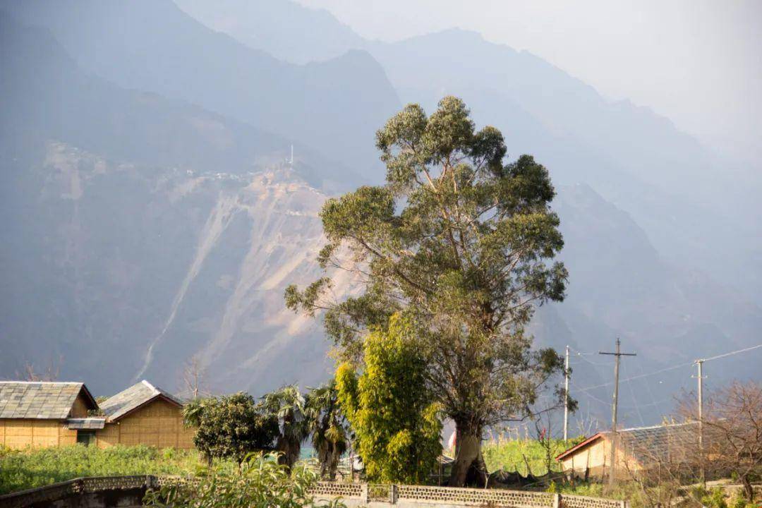 皇冠登3新2管理_太险了!怒江的村庄皇冠登3新2管理,挂在高黎贡山和碧罗雪山上,薄得就像纸片片