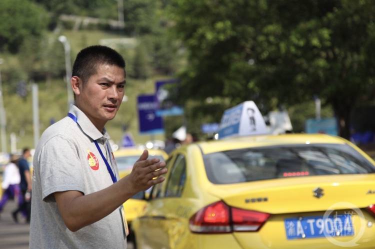 皇冠信用盘出租_“雷锋的士”这十年丨殷其龙:开好“爱心摆渡车”