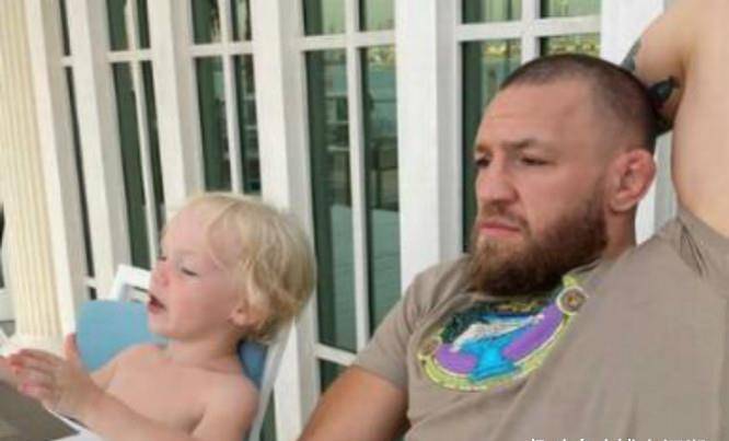 皇冠足球平台在哪里注册_虎父犬子惹人急!小嘴炮挨揍了皇冠足球平台在哪里注册,嘴炮康纳教儿子:狠狠打他的脸