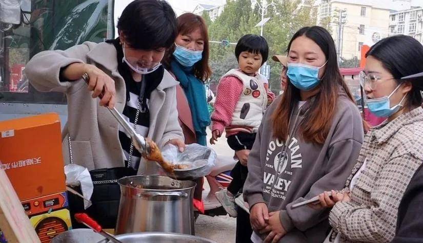 皇冠登1登2登3_麦小登结婚皇冠登1登2登3,登姑盛装打扮,手提2万元挎包,豪气十足