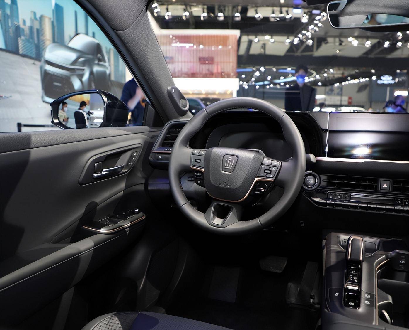 皇冠信用盘开号_丰田旗下最为经典的车皇冠信用盘开号,当年配V8裸车都要90万,逼格不输奥迪A6L