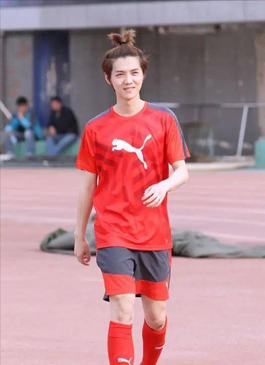 世界杯皇冠足球平台_带你解读鹿晗世界杯皇冠足球平台,“足球鹿”,凭啥可以解说世界杯英格兰对阵伊朗比赛