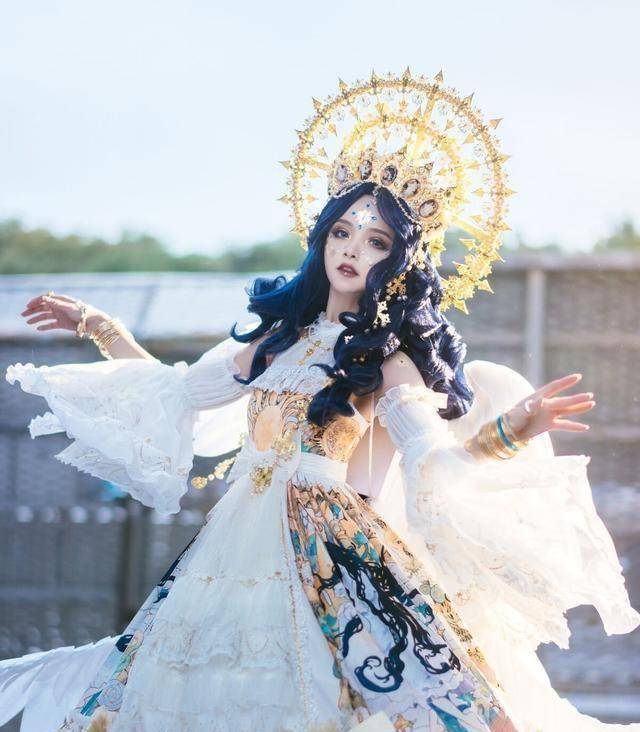 皇冠登一登二登三区别_谢安然再登热搜?顶十斤头皇冠扮“在逃公主”皇冠登一登二登三区别,穿着华丽且高贵