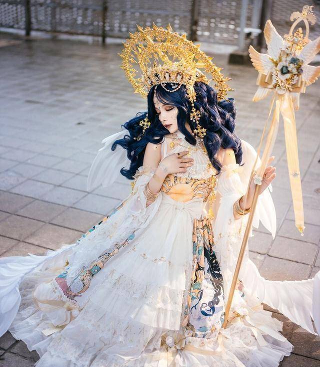 皇冠登一登二登三区别_谢安然再登热搜?顶十斤头皇冠扮“在逃公主”皇冠登一登二登三区别,穿着华丽且高贵