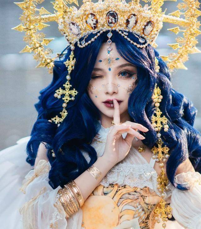 皇冠登一登二登三区别_谢安然再登热搜?顶十斤头皇冠扮“在逃公主”皇冠登一登二登三区别,穿着华丽且高贵