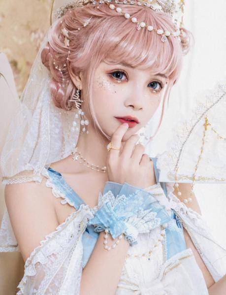 皇冠登一登二登三区别_谢安然再登热搜?顶十斤头皇冠扮“在逃公主”皇冠登一登二登三区别,穿着华丽且高贵