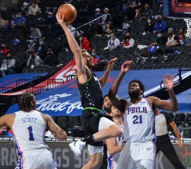 皇冠信用网登1_轰70+21!3巨头吊锤森林狼皇冠信用网登1,恩比德怒吼宣泄,反超篮网登东部第1