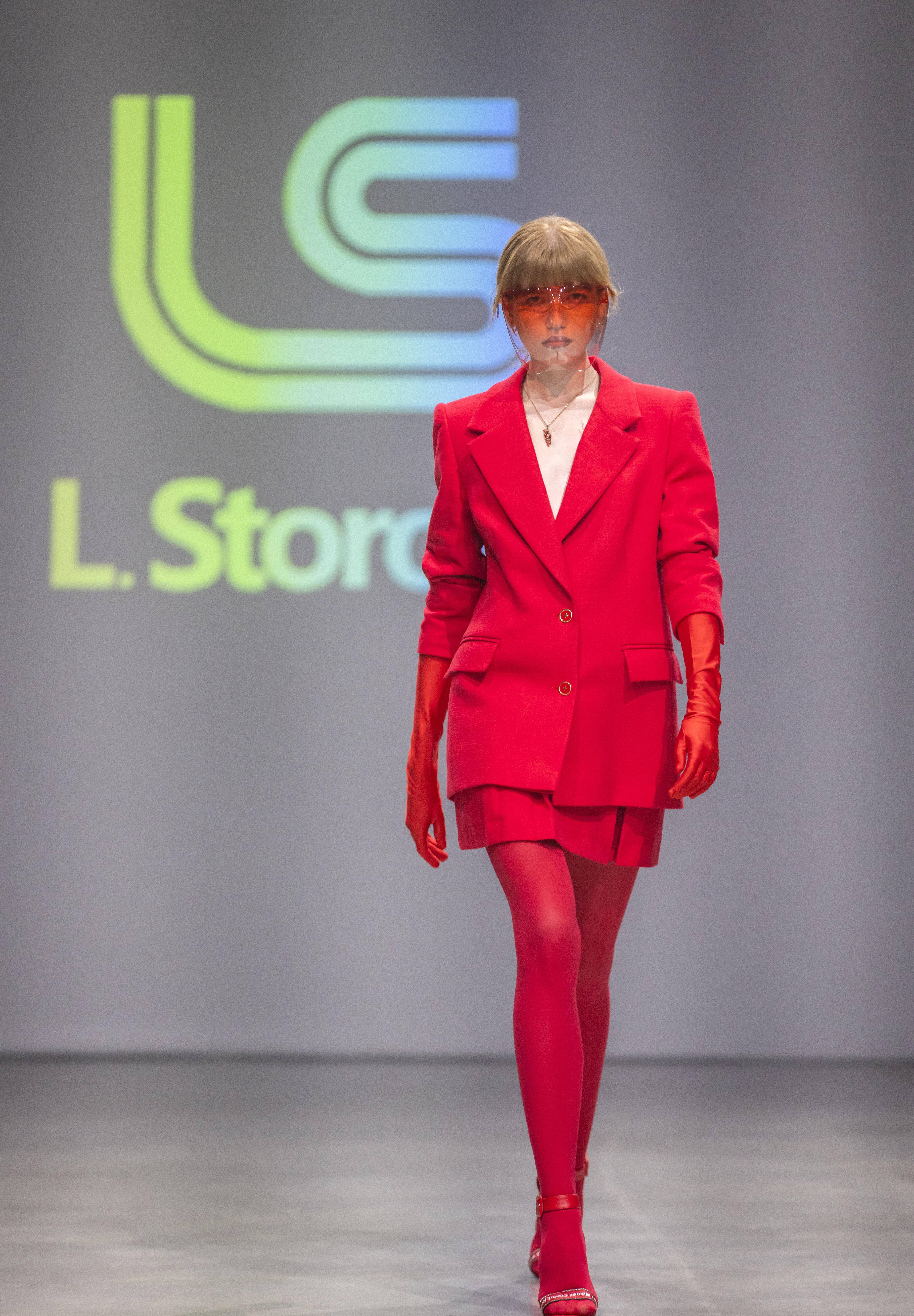 皇冠信用登2代理_(二线国外代理)摩尔多瓦时装秀快照(2)