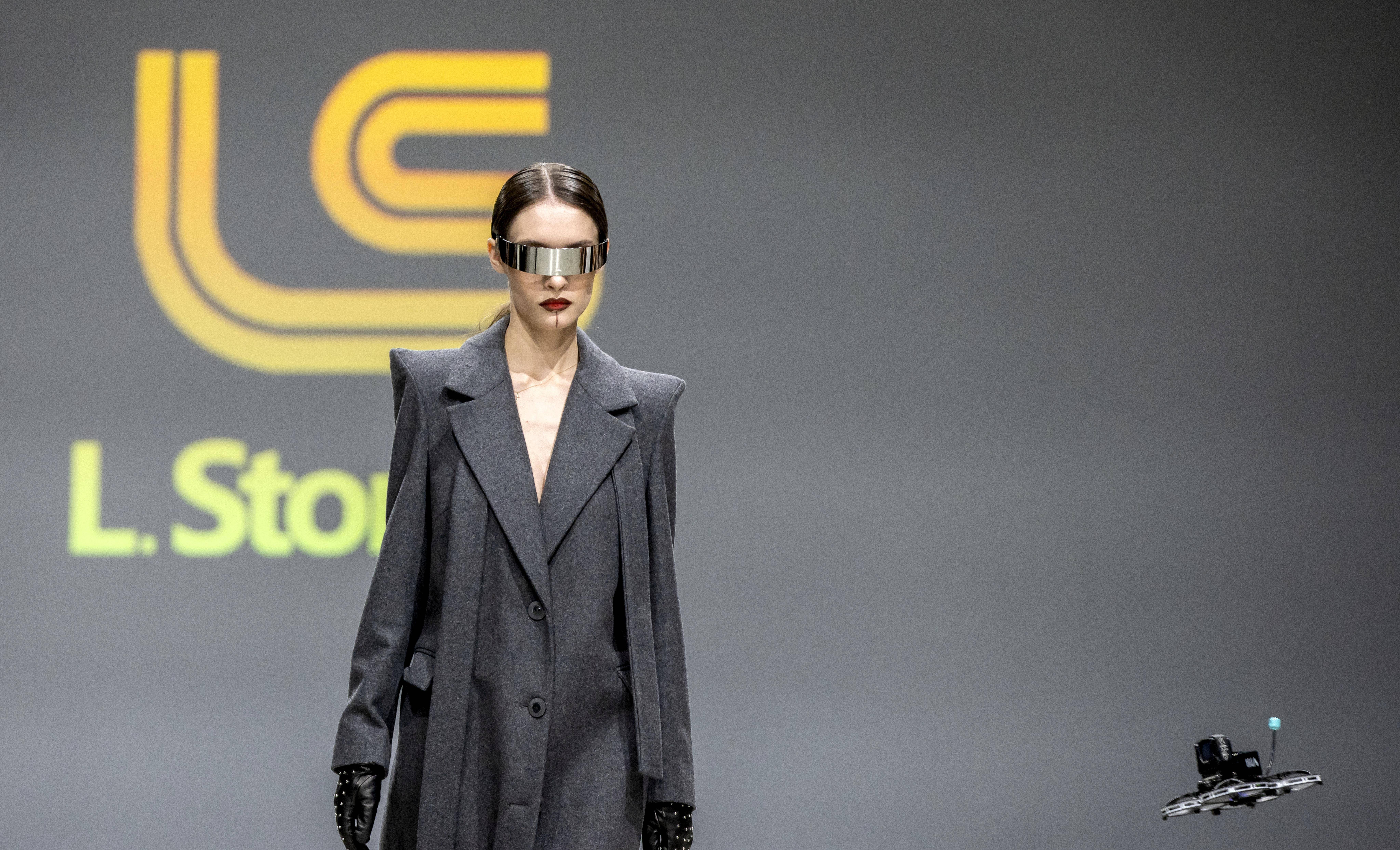 皇冠信用登2代理_(二线国外代理)摩尔多瓦时装秀快照(2)