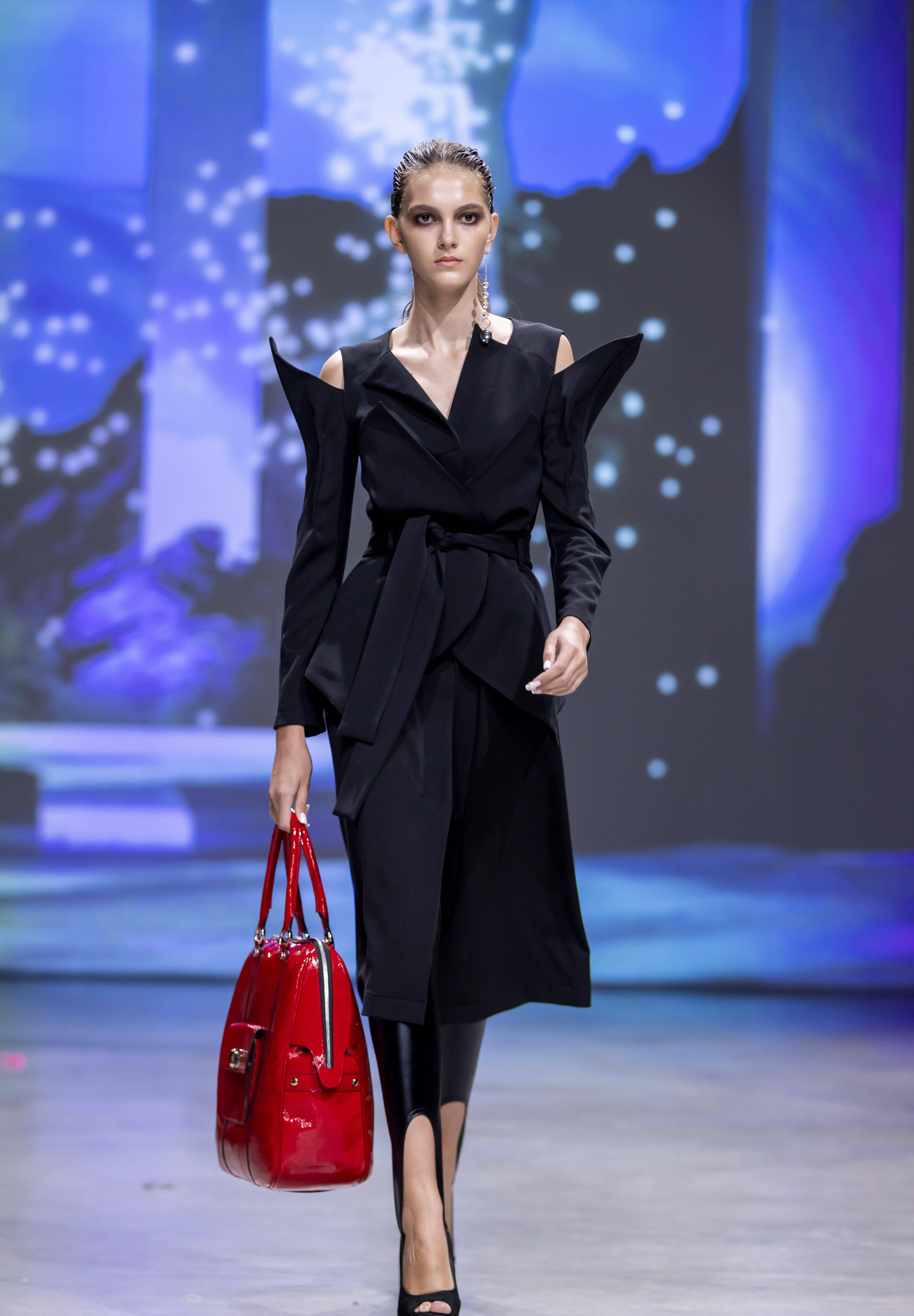 皇冠信用登2代理_(二线国外代理)摩尔多瓦时装秀快照(2)