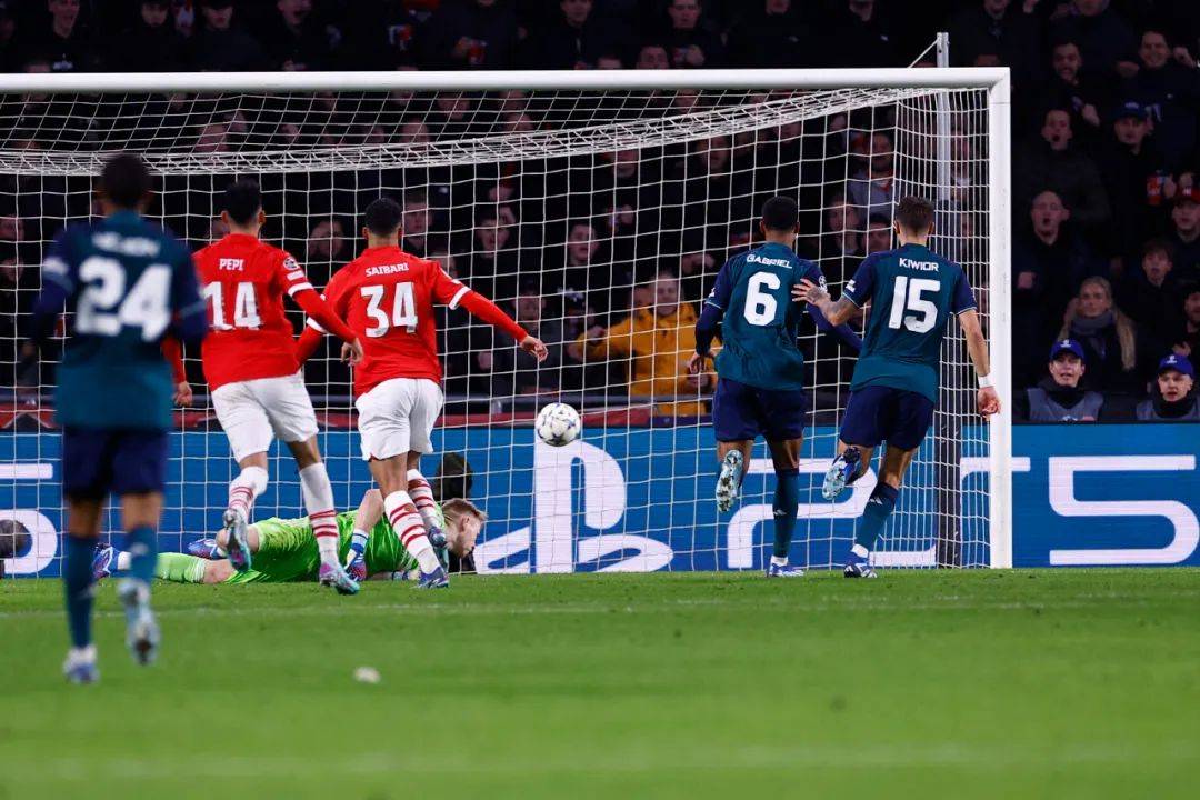 曼联足球直播_足球直播-曼联不敌拜仁小组出局曼联足球直播,阿森纳头名出线丨欧冠