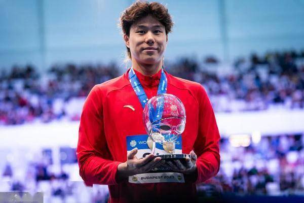 世界杯皇冠平台_头戴皇冠世界杯皇冠平台!覃海洋勇夺世界杯年度总冠军