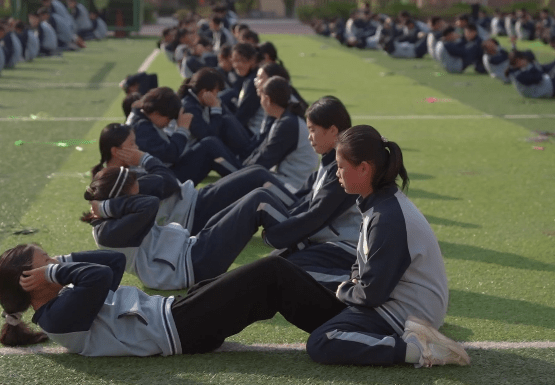 皇冠体育官网_阳光洒满操场皇冠体育官网,活力充盈校园——皇冠中学阳光体育活动精彩纷呈