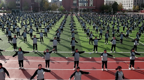 皇冠体育官网_阳光洒满操场皇冠体育官网,活力充盈校园——皇冠中学阳光体育活动精彩纷呈