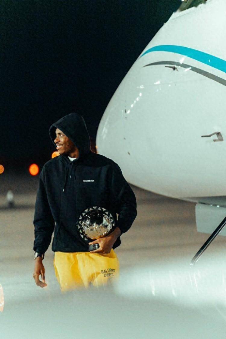 非洲足球联合会杯_非洲骄傲奥斯梅恩晒照:颁奖典礼后带着非洲足球先生奖杯归队