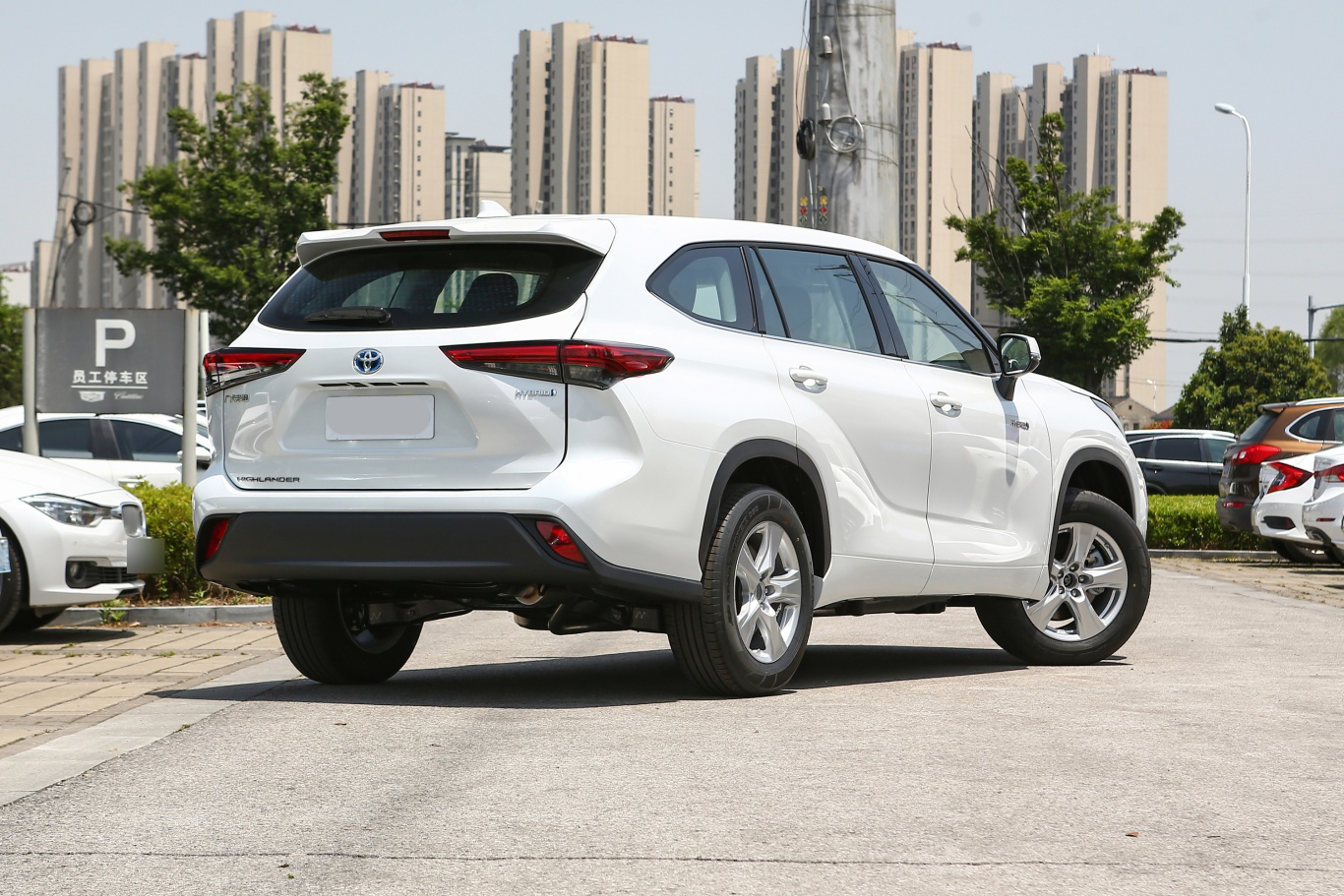 世界杯皇冠平台_相同平台细节略有不同世界杯皇冠平台,丰田汉兰达对比皇冠陆放,谁更值得选