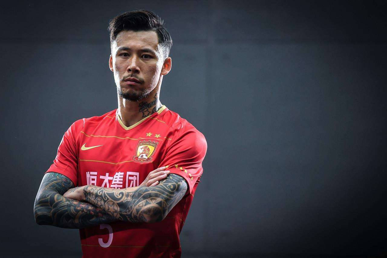 新2足球网址_凌晨2点的足球喜讯:海港新帅果断决策新2足球网址,武磊张琳芃迎来新篇章