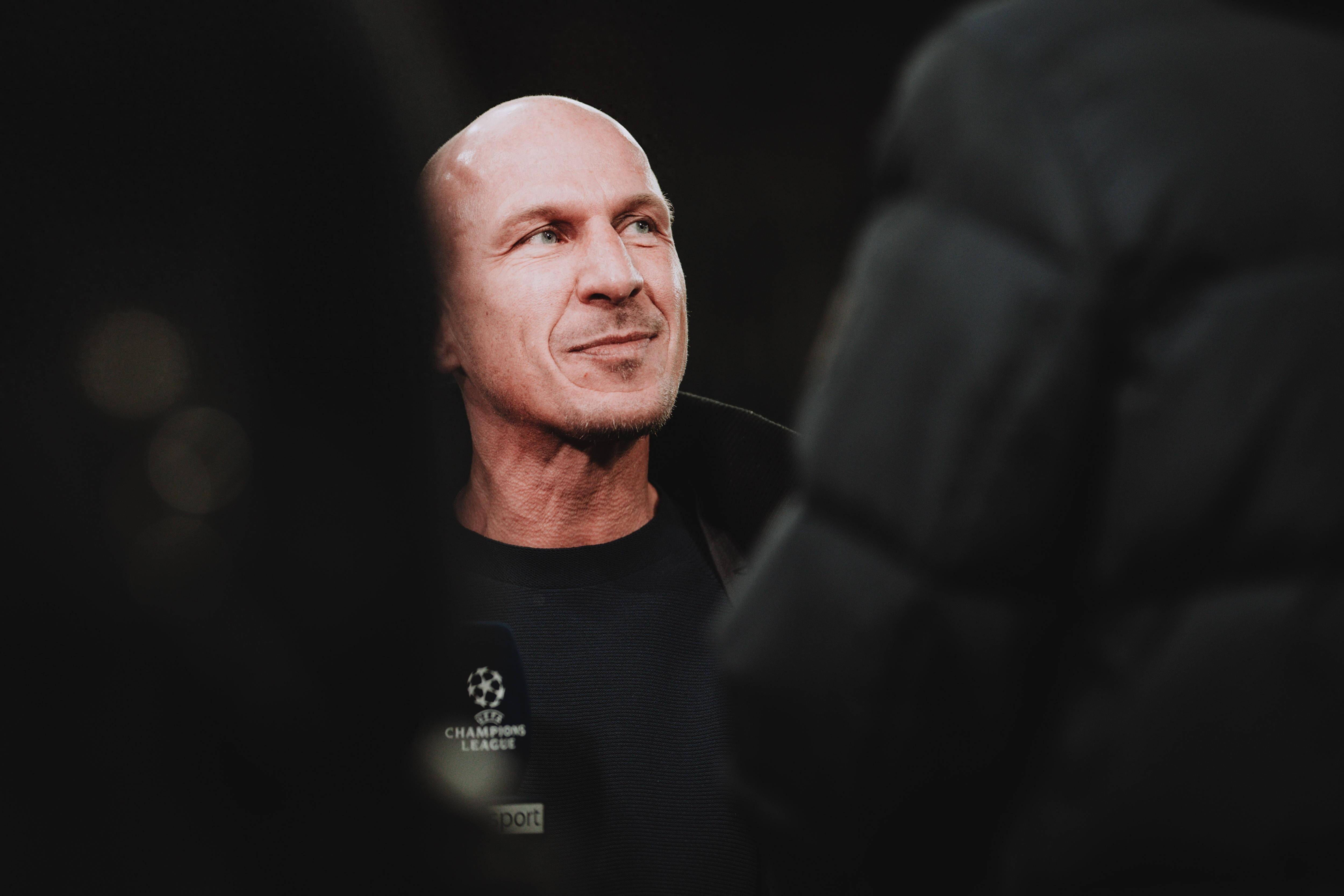 萨尔茨堡红牛足球_官方:萨尔茨堡红牛主帅斯特鲁伯下课萨尔茨堡红牛足球,列夫林主帅出任临时教练