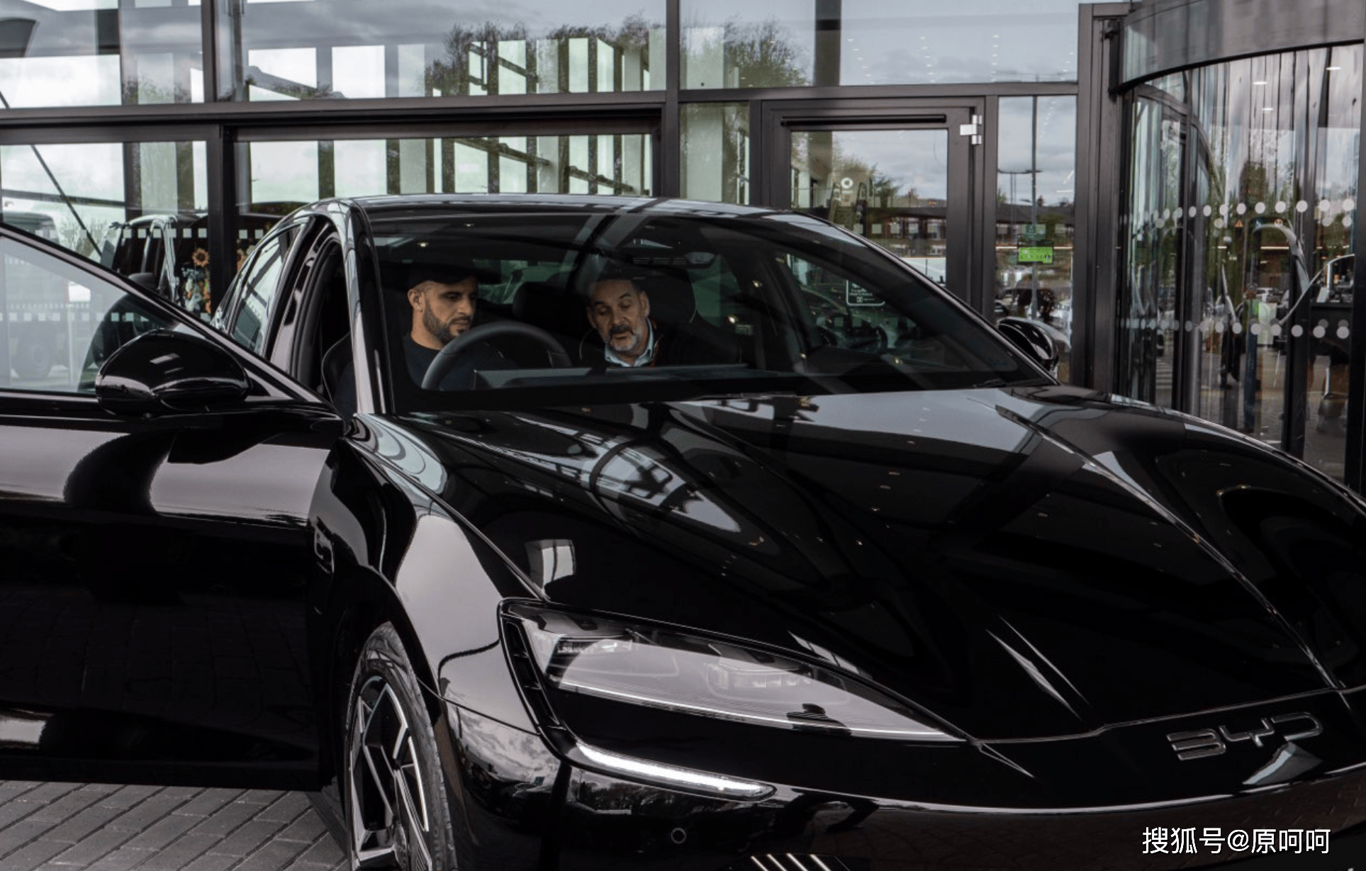 欧洲杯足球_欧洲杯新成员!凯尔·沃克携手比亚迪欧洲杯足球,助绿色足球迈向2024欧洲杯