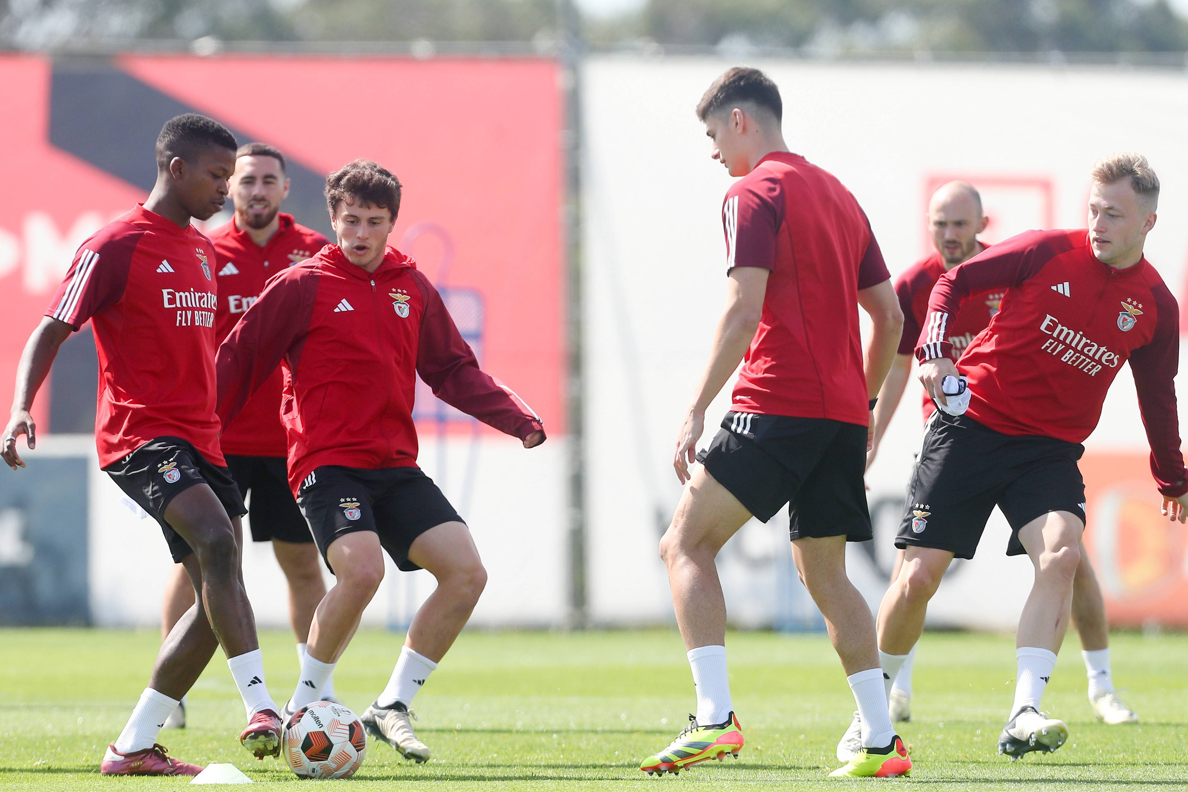 本菲卡足球_足球——欧罗巴联赛:本菲卡赛前备战