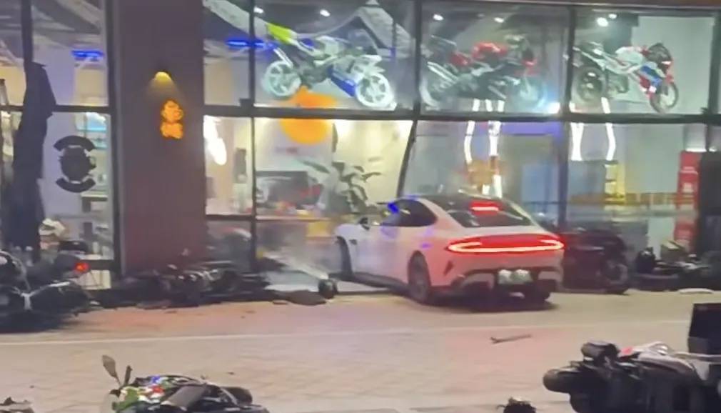 信用平台出租_男子买新车后在群里炫耀被嘲信用平台出租,持刀杀害一男子后开车撞向咖啡店?警方通报