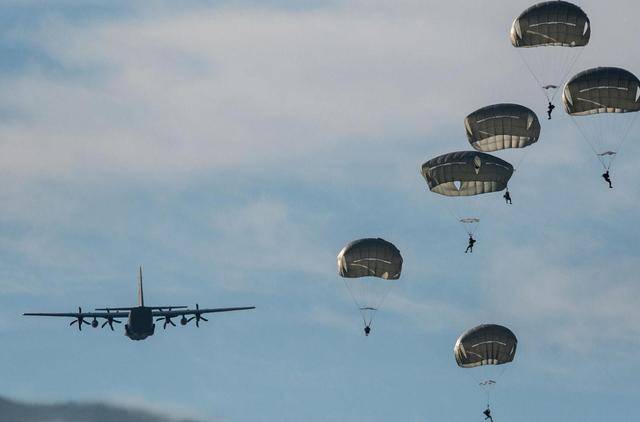 皇冠信用網登123出租_以军伞兵从天而降!深夜杀入敌军老巢皇冠信用網登123出租,一开门,差一点被反杀